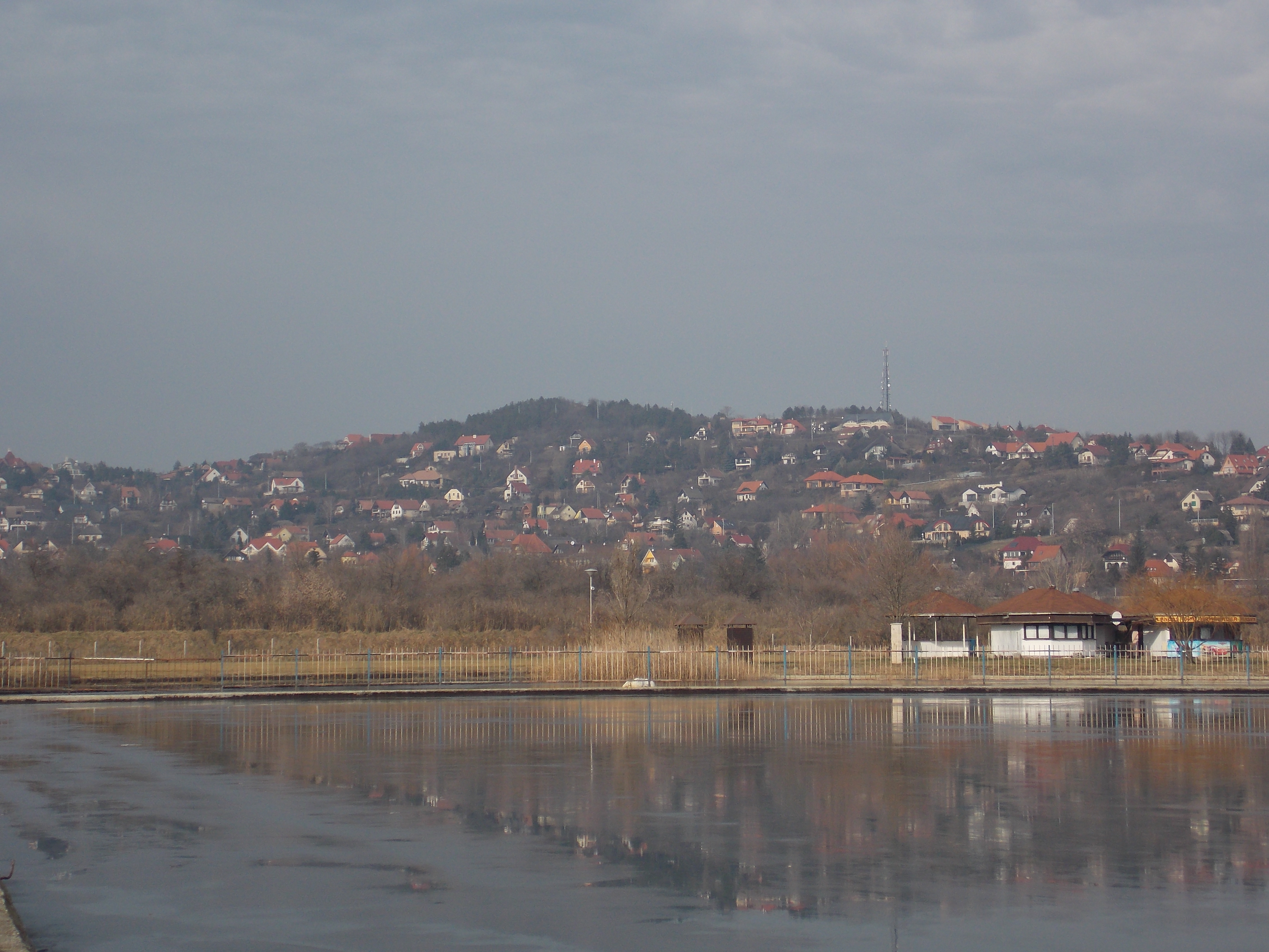 Bence-hegy a Velencei-tó partjáról.